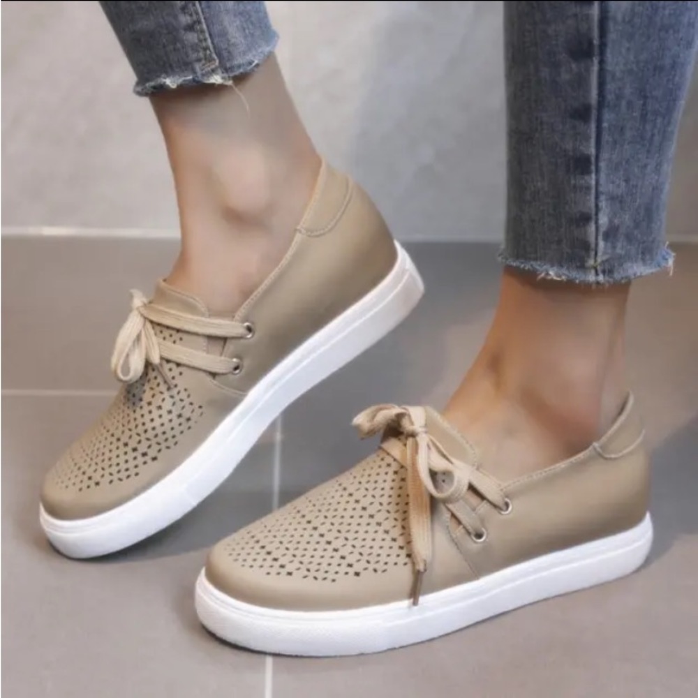 Journee Collection Women's Shantel Sneakerin the Size 9.5